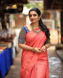 Sujitha Instagram - Photo shoot 📸 and shopping 🛍 Let’s do it together 🤗 Stills @haran_official_ Mua @sharanyas_makeupartistry Hair @vanitha_makeover Outfit @visha_boutique #photography #photo #still #my #shooting #shopping #local #traditional #look #just #makeup #wardrobe #happy #post #instagram #pictures #love #smile