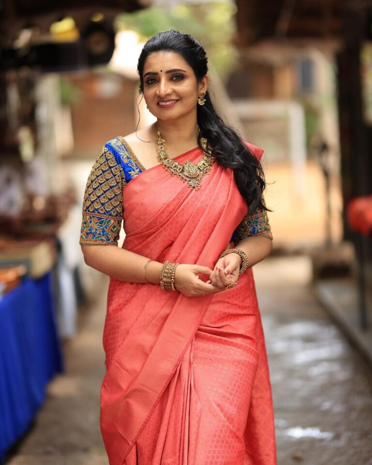 Sujitha Instagram - Photo shoot 📸 and shopping 🛍 Let’s do it together 🤗 Stills @haran_official_ Mua @sharanyas_makeupartistry Hair @vanitha_makeover Outfit @visha_boutique #photography #photo #still #my #shooting #shopping #local #traditional #look #just #makeup #wardrobe #happy #post #instagram #pictures #love #smile