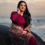 Sujitha Instagram - Amazing shots in beach shore Taken by @haran_official_ Mua @sharanyas_makeupartistry Hair @vanitha_makeover Outfit @visha_boutique_ These are few for #instagram #post #daily #smile #dawn #clicks #photography #photo #picture #instafashion #new #look #feelings #fresh #startup #suji #sujithadhanush #kathakelukathakelu #photoofthedayy