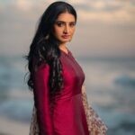 Sujitha Instagram - Amazing shots in beach shore Taken by @haran_official_ Mua @sharanyas_makeupartistry Hair @vanitha_makeover Outfit @visha_boutique_ These are few for #instagram #post #daily #smile #dawn #clicks #photography #photo #picture #instafashion #new #look #feelings #fresh #startup #suji #sujithadhanush #kathakelukathakelu #photoofthedayy