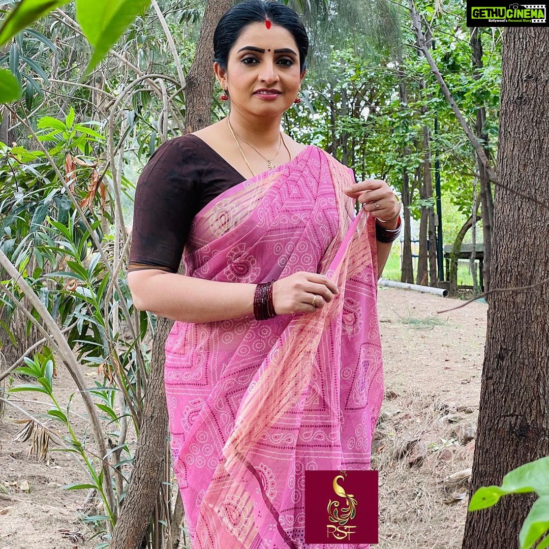 Sujitha Instagram - Work mode as Dhanam 🤩 Location pics Got this beautiful saree @rs_fashionss_