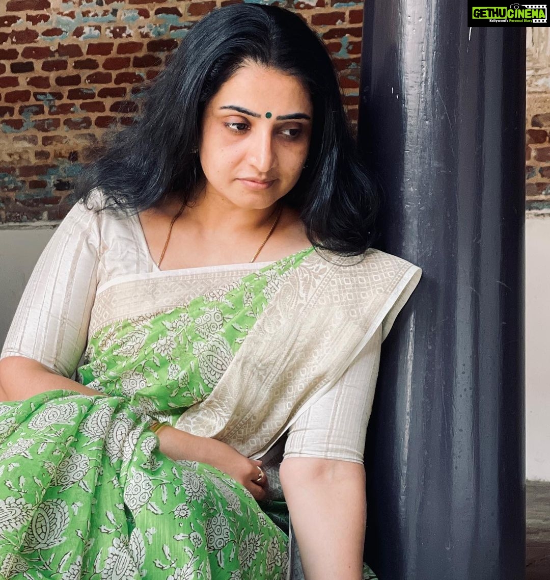 Sujitha Instagram - பெரிய பொட்டு ❤️ Saree of the day Beautiful saree @nr._saree_creations_20