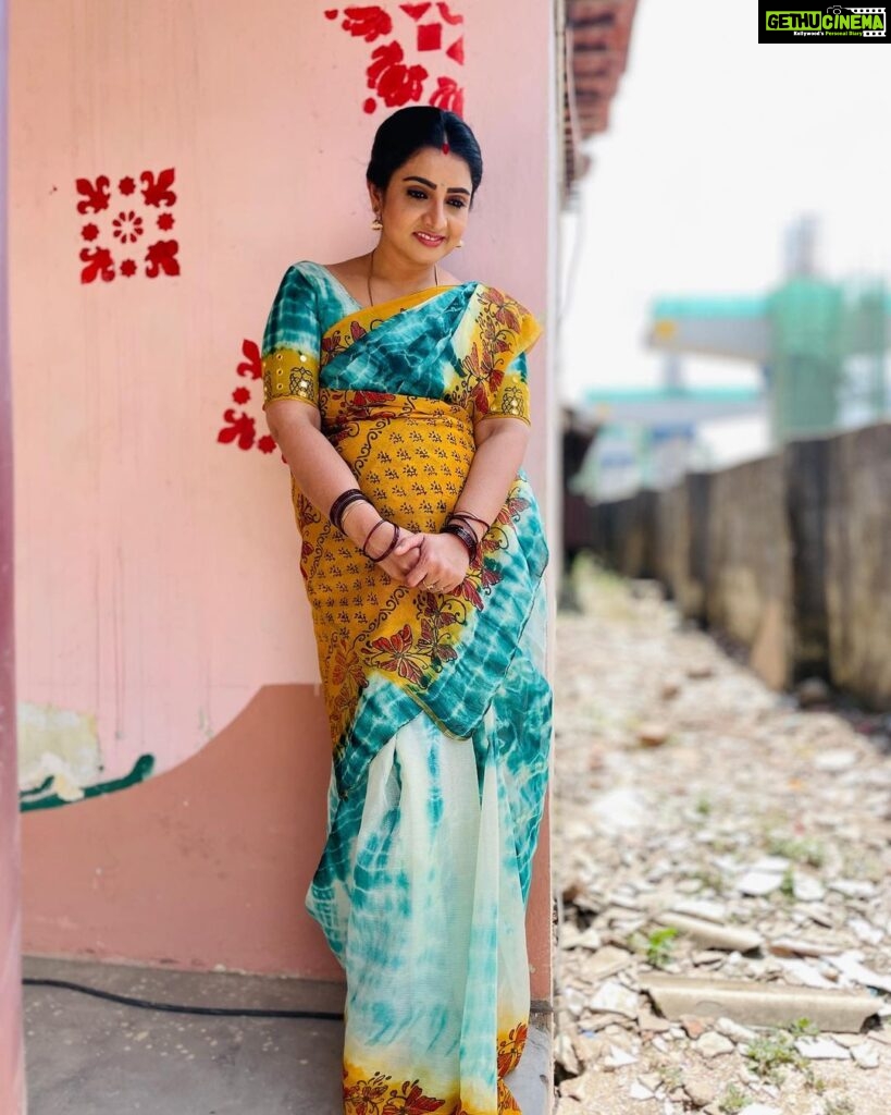 Sujitha Instagram - Dhanam pregnancy 🤰 Actors life 😍🥰 Busy shoot in hot summer 🤩 Summer saree collection and dyeing collection @nannapanenis_hub #work #post #new #evening #photo #instagood #instalike #newpost #salute #good #actorslife #actor