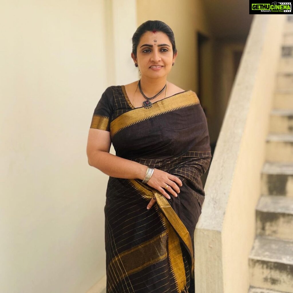Sujitha Instagram - Dress well but keep it simple 🤎 Online saree shopping @mmboutiqe #post #new #photography #evening #traditional #saree #look #likesforlike #instagood #family #gathering
