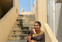 Sujitha Instagram - Dress well but keep it simple 🤎 Online saree shopping @mmboutiqe #post #new #photography #evening #traditional #saree #look #likesforlike #instagood #family #gathering