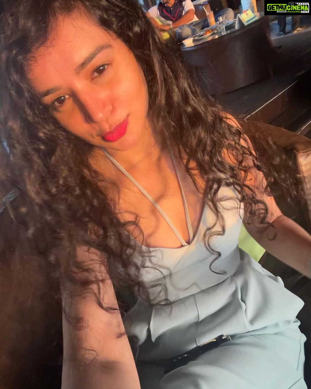 Sukirti Kandpal Instagram - Being your own universe and keeping urself first π©π»β𦱠lalalala π₯³ππΈπ©π»βπ¦±