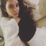 Sukirti Kandpal Instagram – No makeup only vibes 🌸😍👩🏻‍🦱🐈