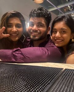 Sumbul Touqeer Khan Instagram - What a crazyyyy night⭐️
Mere apne❤️