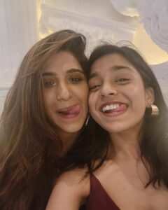 Sumbul Touqeer Khan Instagram - What a crazyyyy night⭐️ Mere apne❤️