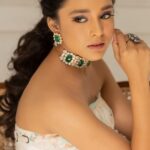 Sumbul Touqeer Khan Instagram - @gharsoaps ice roller has recently solved my struggle of ice contouring . Let me share a couple of benefits of ice massage and ice contouring with strawberry!😍 *eliminate puffiness, especially around the eyes. *reduce oiliness. *ease acne. *soothe sunburn. *reduce swelling and inflammation, including rashes and insect bites. *reduce signs of aging, such as wrinkles. *boost the skin’s healthy glow. Do try this today and you will be amazed at the results ✨😍 #collaboration #gharsoaps #explorepage✨ #iceroller #icerolls #icing #faceicing #skincare #skincareroutine #skincareproducts #skincaretips #skincarecommunity #viraliceroller #celebrityskincare #celebrityskin #review