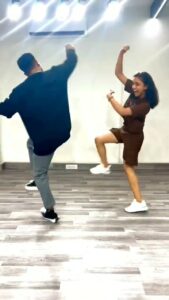 Sumbul Touqeer Khan Instagram - Jab rehearsal 15 minutes mein ho jaaein....baithe baithe kya karein karna hai kuch kaam 🕺💃