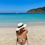 Sumona Chakravarti Instagram - HELLO SUNDAY! Tan. Swim. Tan. Repeat. 🌞 🌊 🏝️