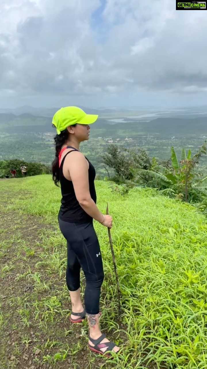 Sumona Chakravarti Instagram - Monsoon trek in the beautiful Sahyadris … ⛰ 🌸 Next will be a trek to a waterfall in & around Bombay. Any recommendations…. . #monsoontrek #sahyadris #girlswhotrek #travelreels #westernghats 🌧 Takmak Fort