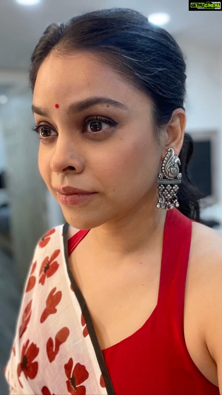 Sumona Chakravarti Instagram - Before & After of me… for the finale episode of #TKSS Also these 2 hooman of mine @hairbyshardajadhav & @rameshpanda.mua have been with me forever! Thank u for making me look pretty always! Since i had to be myself on the show, i decided to wear my favourite attire - Sari - from my personal collection. This one is from @suta_bombay one of my fav brands when it comes to saris. Jewellery- from my personal khazana.