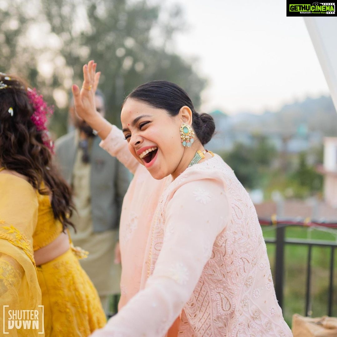 Sumona Chakravarti Instagram - Kyunkiโฆ. Veere di shaadi thi. Dil khol ke, kamar tod dance kiya hum sab doston ne! ๐๐ป Thank you for capturing the madness so beautifully ๐@shutterdownphotography @malvvika_rudra @habibi1996_ ๐ป #throwbacktuesday