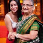 Sumona Chakravarti Instagram - It’s very rare when a guest on my show really and i mean genuinely touches my heart. I was so lucky to have met & shared a few moments with Sudha ma’am last evening on my set. Sudha ma’am- what an honour & a privilege to meet you. Your simplicity, humility & your humour has made me your lifetime admirer. The path that you have paved for the women in our country, all your philanthropy is so inspiring. Your smile, your laughter, your zest for life & not to forget your story telling is something that will stay with me forever. If my Nani was alive today, she would have been more or less her age. Honestly I thought i was hugging my nani. It was the same warmth & love that i felt; something no words can ever describe. Thank you for being you. Some souls come in to this world only to make it a better place. You’re truly one of them. ❣️ #thekapilsharmashow #sudhamurty #padmabhushan #infosys The Kapil Sharma Show