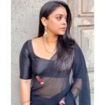 Sumona Chakravarti Instagram - Less perfection. More authenticity. 🖤💚 For #thekapilsharmashow #tkss Wearing: @justchiffons Hair: @hairbysharda Make up: @rameshpanda.mua & @sonamvaghani.mua Stylist: @sacorina