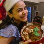 Sumona Chakravarti Instagram - Ho Ho Ho 🎄🎅🏼 with the favourites ♥️ Because Christmas lunch is incomplete without the cake… Thank u @bakerandmom for the delectable xmas desserts! Sorry i couldn’t wait for the 📸 before digging into it 😬 ⭐️ N that Christmas Lunch is the best ive ever had. Thank u bawarchi. I love you ♥️🤗♥️ #christmas2021 #christmasphotodump #mytribemyvibe