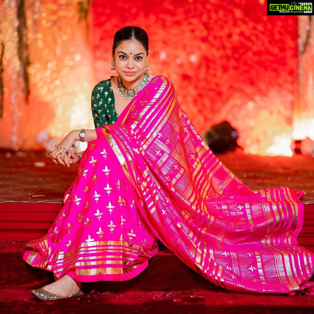 Sumona Chakravarti Instagram - Many people are good to me. Many hate me. But there are some out there who know that I'm truly some kind of simple soul caught in a wild gamble, they know me, they know that I sit between these walls, they know I've been burned, and that I still laugh. -Charles Bukowski π Thank u @shutterdownphotography for this click ππ»