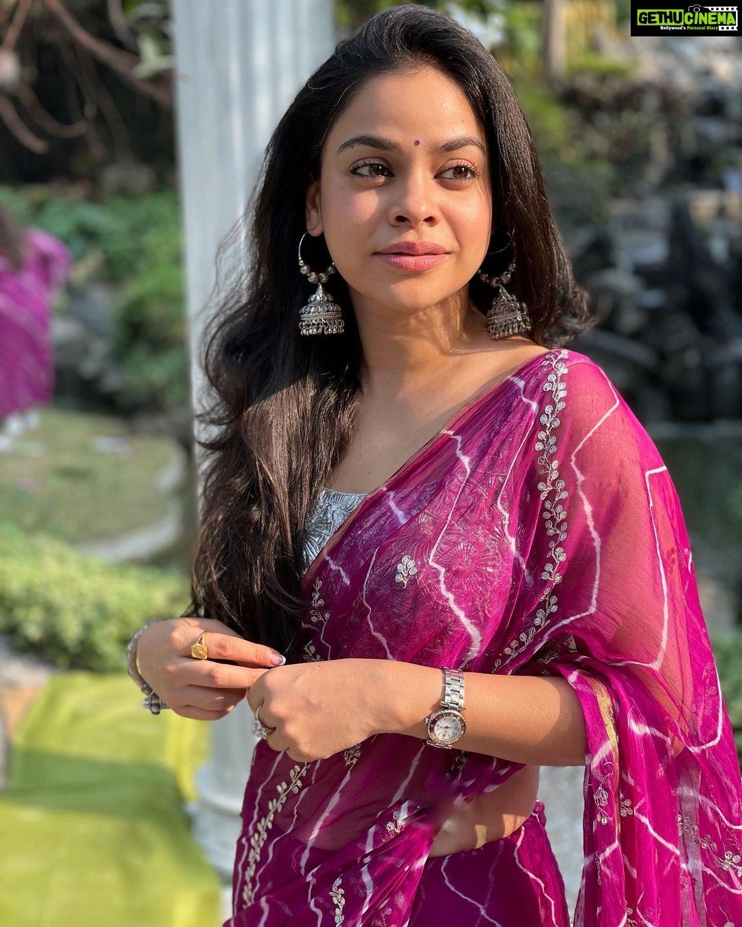 Sumona Chakravarti Instagram - *Appreciation Post* ….because i got many compliments for my hair n skin in Lucknow hence thought of this post. Thank you Doc @drrashmishettyra for being my skin & hair protector for god knows how long! Yes the bong genes help & yet so much effort one has to put in given the pollution, weather change, harsh lights we face, all the make up n hair products we use for such long hours. The hair & skin both have a mind of their own & the only one who knows how to tame them is you Doc. So thank you for taking care of me always 🤗🥰💛 P.s the hairfall has reduced considerably 😂🙈