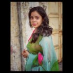 Sumona Chakravarti Instagram - Every scar tells a story. Every smile hides one. -Peaky Blinders For #thekapilsharmashow #tkss Wearing: @beatitude_stories Hair: @hairbysharda MakeUp: @rameshpanda.mua Stylist: @sacorina