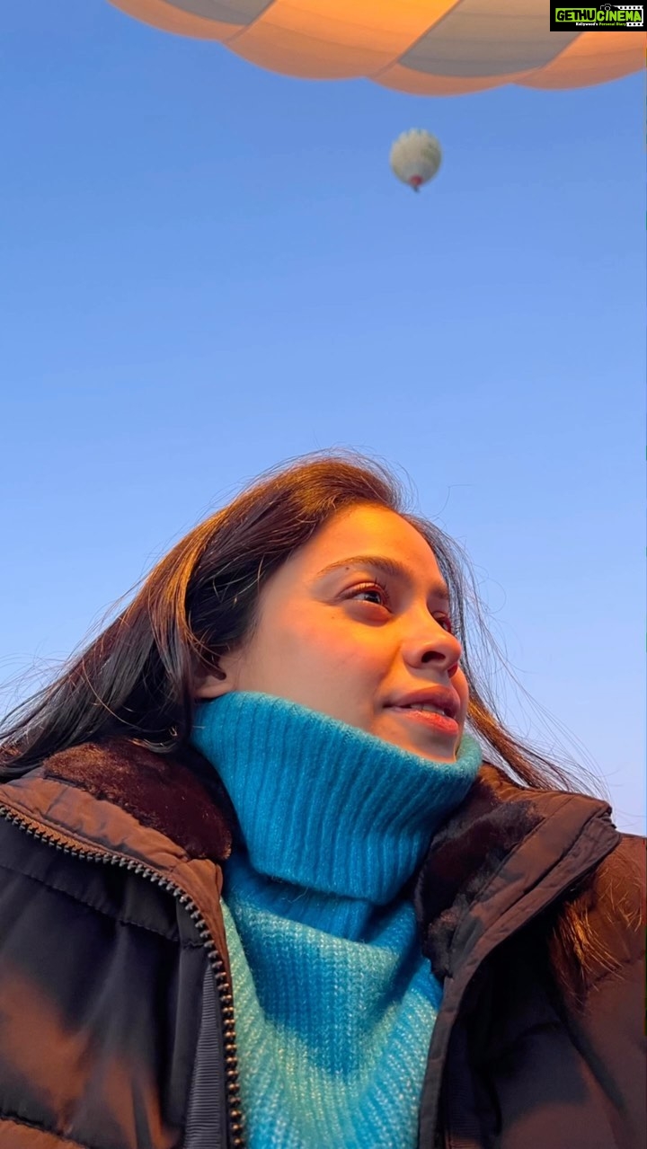 Sumona Chakravarti Instagram - “At sunrise, every soul is born again”- Mohammad Ali Up in the air. When time stood still. 29th Dec 2022. -2 Degrees ❄️🧡❄️💛 #turkeydiaries #cappadociaturkey #hotairballoon Cappadocia/Turkey