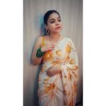 Sumona Chakravarti Instagram - My only competition when I’m looking in the mirror! 💛 For #thekapilsharmashow Hair : @hairbysharda Make up: @rameshpanda.mua Stylist: @sacorina Wearing: @navyasabyliva