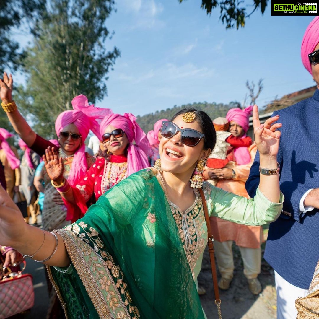 Sumona Chakravarti Instagram - Kyunkiโฆ. Veere di shaadi thi. Dil khol ke, kamar tod dance kiya hum sab doston ne! ๐๐ป Thank you for capturing the madness so beautifully ๐@shutterdownphotography @malvvika_rudra @habibi1996_ ๐ป #throwbacktuesday