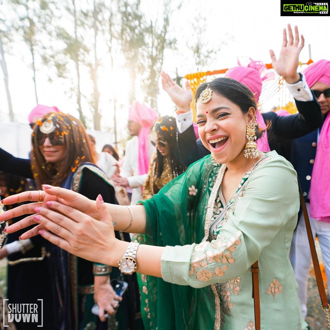 Sumona Chakravarti Instagram - Kyunkiโฆ. Veere di shaadi thi. Dil khol ke, kamar tod dance kiya hum sab doston ne! ๐๐ป Thank you for capturing the madness so beautifully ๐@shutterdownphotography @malvvika_rudra @habibi1996_ ๐ป #throwbacktuesday