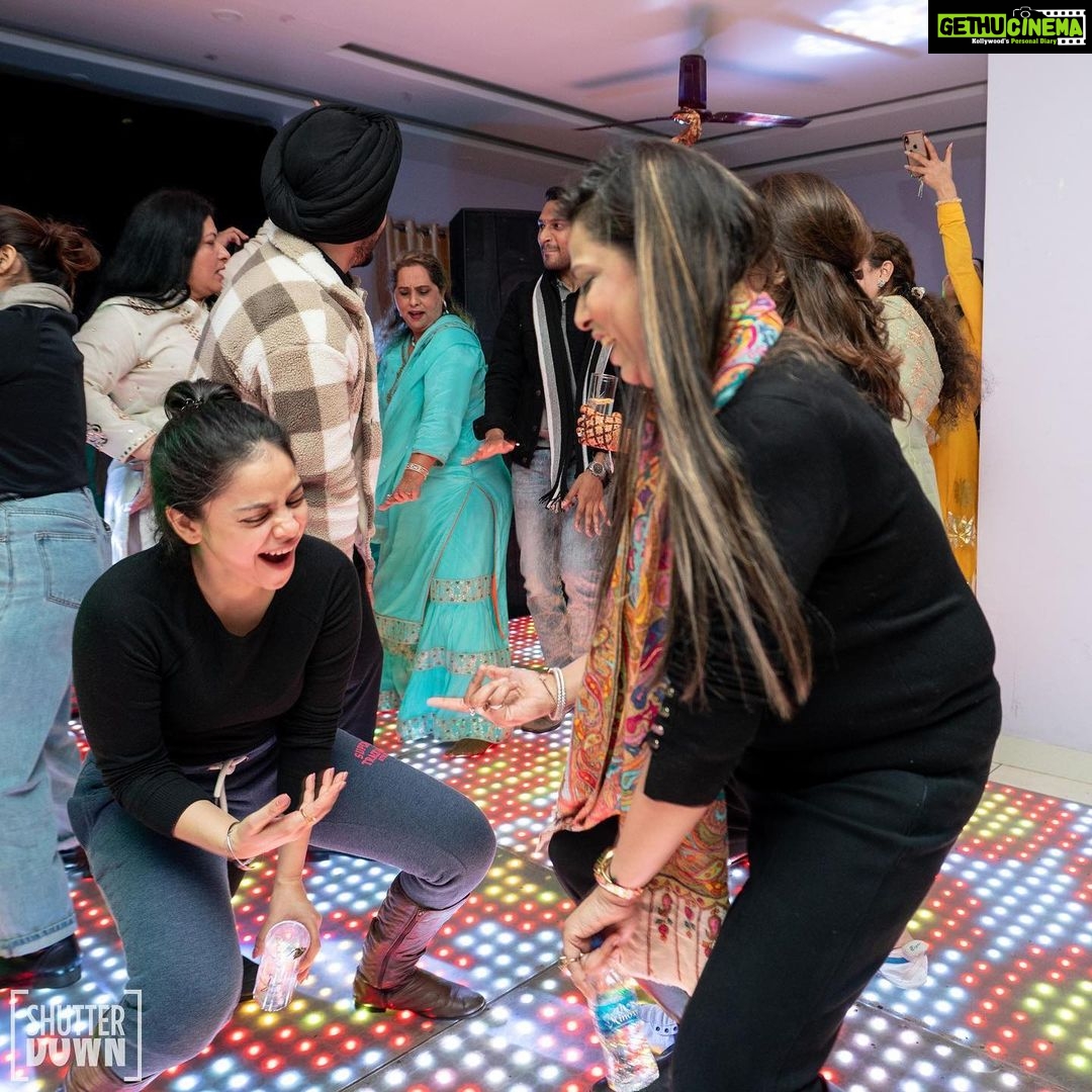 Sumona Chakravarti Instagram - Kyunkiโฆ. Veere di shaadi thi. Dil khol ke, kamar tod dance kiya hum sab doston ne! ๐๐ป Thank you for capturing the madness so beautifully ๐@shutterdownphotography @malvvika_rudra @habibi1996_ ๐ป #throwbacktuesday