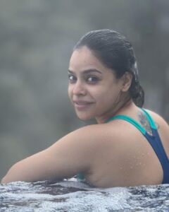 Sumona Chakravarti Instagram - May Day! May Day!! 
Heatwave go Away!!!

 or take me back to the Hills 🏔
 
#throwbackmemories #HimachalDiaries