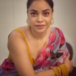 Sumona Chakravarti Instagram - “The choices you make when you think you have no choices defines who you are” - Peaky Blinder 🌺 For #thekapilsharmashow #tkss Wearing : @phoolmatijaipur Make up : @rameshpanda.mua & @sonamvaghani Hair : @hairbysharda & @salunkhevaishali Styled by : @sacorina
