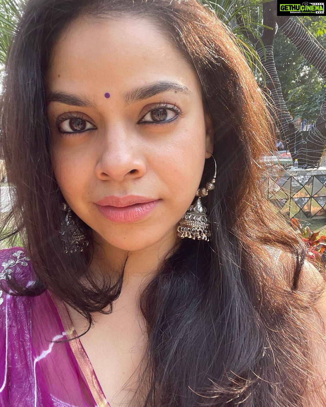 Sumona Chakravarti Instagram - *Appreciation Post* ….because i got many compliments for my hair n skin in Lucknow hence thought of this post. Thank you Doc @drrashmishettyra for being my skin & hair protector for god knows how long! Yes the bong genes help & yet so much effort one has to put in given the pollution, weather change, harsh lights we face, all the make up n hair products we use for such long hours. The hair & skin both have a mind of their own & the only one who knows how to tame them is you Doc. So thank you for taking care of me always 🤗🥰💛 P.s the hairfall has reduced considerably 😂🙈
