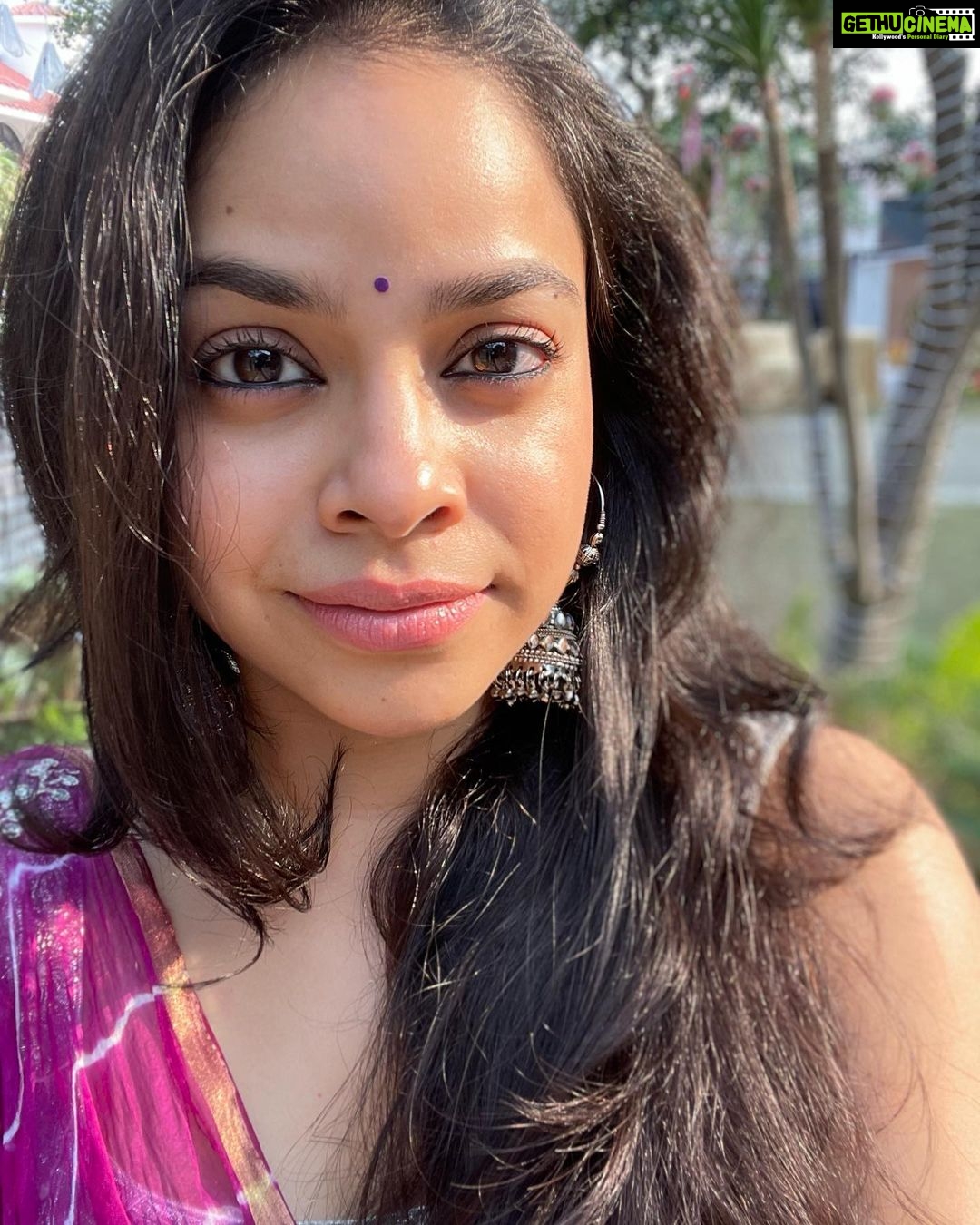 Sumona Chakravarti Instagram - *Appreciation Post* ….because i got many compliments for my hair n skin in Lucknow hence thought of this post. Thank you Doc @drrashmishettyra for being my skin & hair protector for god knows how long! Yes the bong genes help & yet so much effort one has to put in given the pollution, weather change, harsh lights we face, all the make up n hair products we use for such long hours. The hair & skin both have a mind of their own & the only one who knows how to tame them is you Doc. So thank you for taking care of me always 🤗🥰💛 P.s the hairfall has reduced considerably 😂🙈