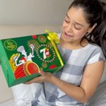 Sumona Chakravarti Instagram - I'm so happy to be starting my Durga Puja celebrations with a refreshing twist! You've got to get your hands on the Pujo-inspired limited-edition 7Up bottle, that is sure to get you in the festive mood 🙌🏻 #CelebratePujowith7UP #ThinkFresh #AD . . Shot by 🎥: @biryanimasala
