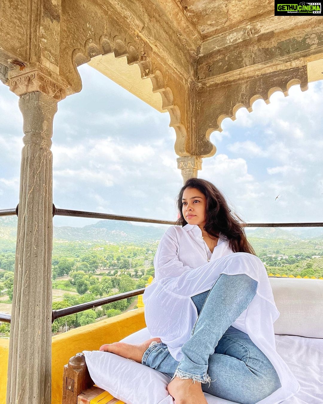 Sumona Chakravarti Instagram - If you carry one thing throughout your entire life, let it be hope. Let it be hope that better things are always ahead. Let it be hope that you can get through the toughest time. Let it be hope that you are stronger than any challenge that comes your way. Let be hope that you are exactly where you are meant to be.. Because during those times, hope will be the very thing that carries you through.. Thank you my old sport friend @adymehrish for suggesting @onefinerate where they have this section called #onefinecollection that has beautiful, charming and lovely hotels, all listed in one place to choose from. For my bday trip, Raas Devigarh it was. Check it out if you are planning to travel. 🌸 Am feeling the nostalgia currently! One would say it’s a bit late in the day for an appreciation post, but i say better late than never! To many more travels, day dreaming & hoping…. with friends, family or solo! 🤍🤍🤍 #desisolotraveller #vagabondlife #wanderlustsouls #onefinerate #onefinecollection #quoteyourrate #raaasdevigargh #rajasthanholidays #fortsandpalaces