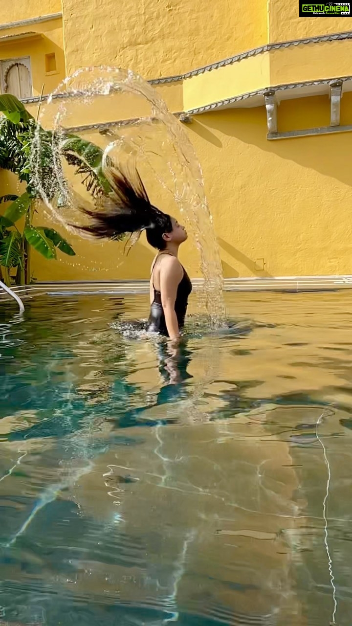Sumona Chakravarti Instagram - Reel virgin finally making a debut with a throwback! 😁 🌻 P.s after several failed attempts, finally managed to get it right (how to make a reel & the video itself) LOL 😂