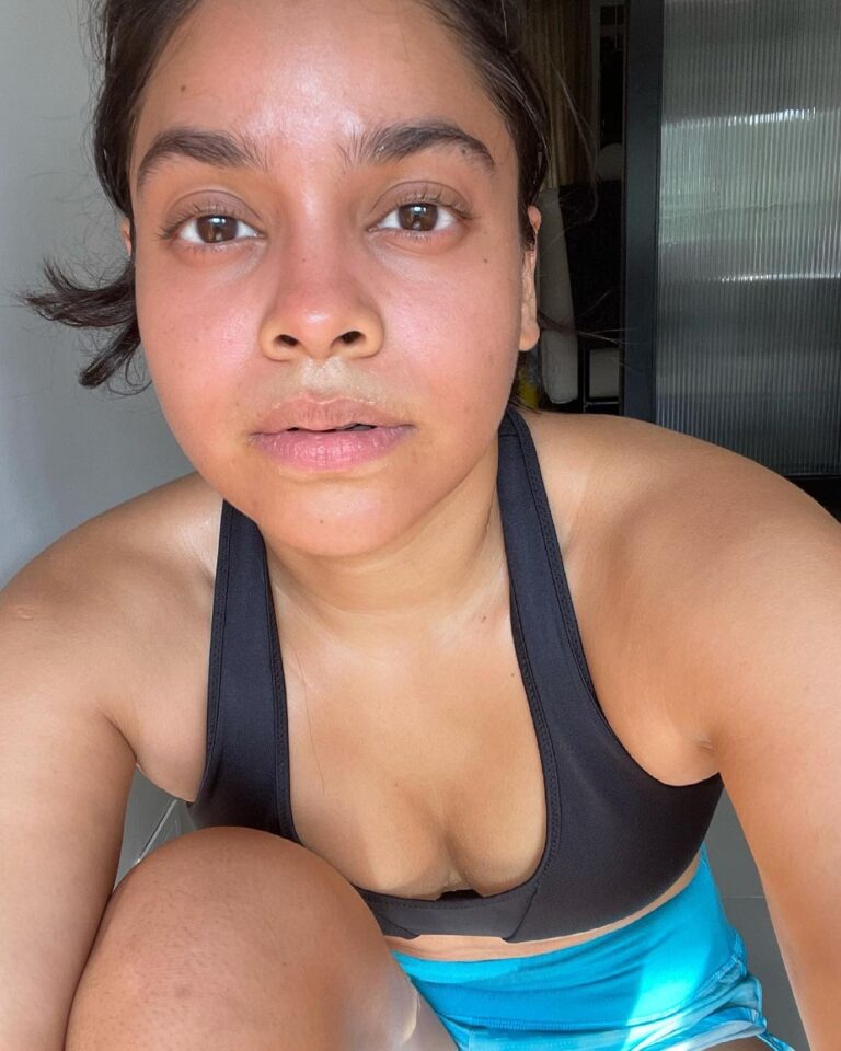 Sumona Chakravarti Instagram - Did a proper workout at home after ages.... Some days i feel guilty, because boredom is privilege. I may be unemployed & yet am able to feed my family & myself. That is privilege. Sometimes i feel guilty. Specially when am feeling low due to pms’in. The mood swings play havoc emotionally. Something ive never shared before. I have been battling endometriosis since 2011. Been in stage IV for the past few years now. A good eating habit, exercise & most importantly no stress is key to my well being. The lockdown has been emotionally hard for me. Today i worked out. Felt good. Thought ill share my feelings for whoever is reading this to understand that all that glitters is not gold. We are all struggling with something or the other in our lives. We all have our own battles to fight. We’re surrounded by loss, pain, grief, stress, hatred. But all you need is LOVE, COMPASSION & KINDNESS. 💗💗💗 N then we’ll sail through this storm as well. 🧿 P.s sharing such a personal note wasn’t easy at all. It was way out of my comfort zone. But if this post can bring a smile or inspire in any way to even a handful of souls, then i guess it was all worth it. Much Love ❤️ 🌿 #circleoflife #circleofhope #YouAreNotAloneInThis 🌈 #endometriosis #endometriosisawareness