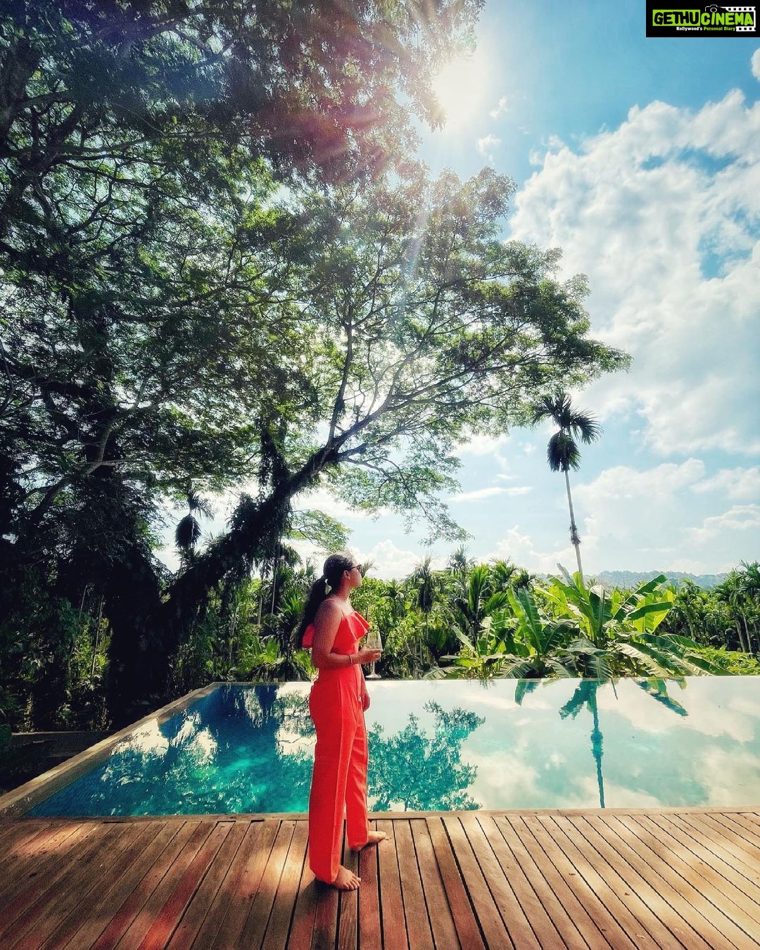 Sumona Chakravarti Instagram - Orange is the new black🦊🦀🍁☄️🧡 . #throwbackmemories #WhenIGotHavelocked #islandgirl #gypsysoul #desisolotraveller Jalakara