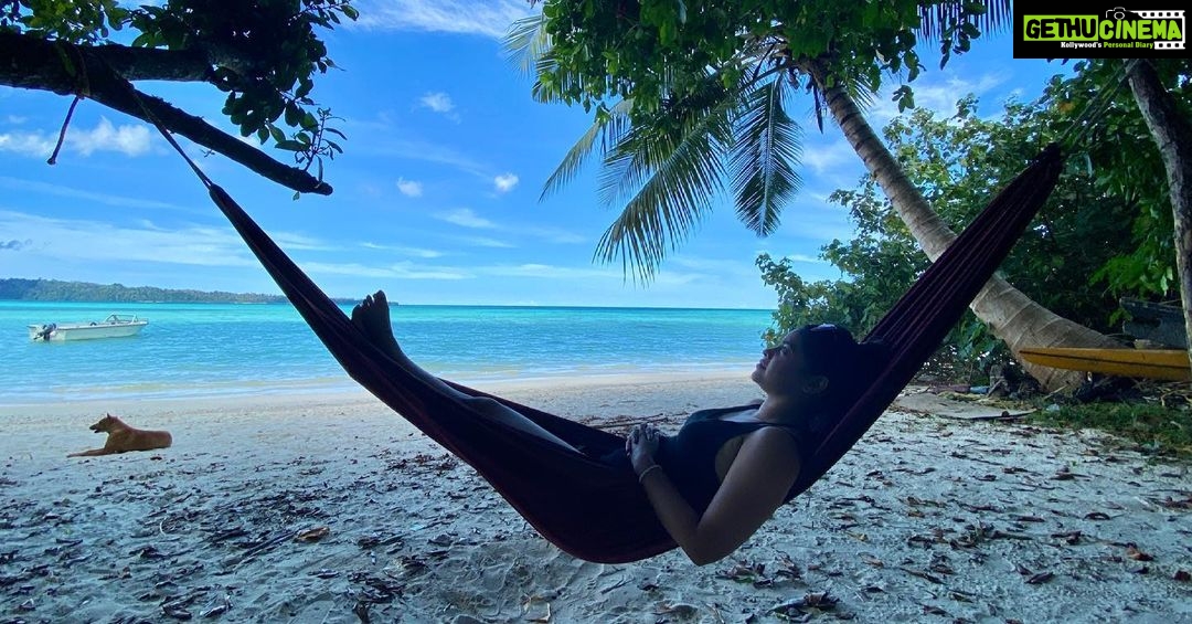 Sumona Chakravarti Instagram - Monday never looked better 🏝 . . #islandgirl #desisolotraveller #gypsysoul #wanderlustindia #travelgram #indiantourism #indianlandscape #andamanislands Havelock Island