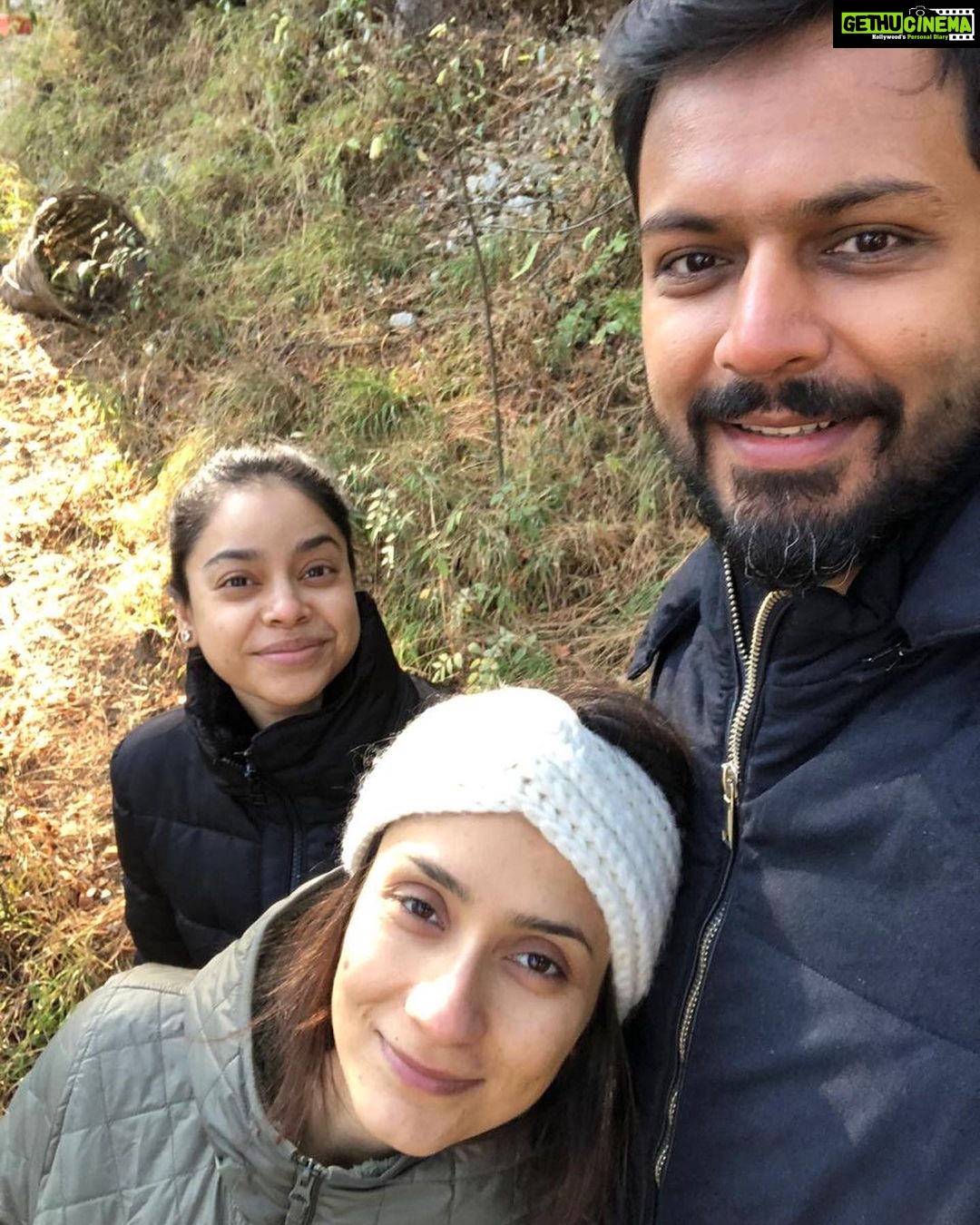 Sumona Chakravarti Instagram - Notice the effort people make to stay in your life 🍭 ~ I love you two very much ❤️✨ @nehakhurana5 & @dushysing . . #Happy2021 #2021Goals #myvibe #mytribe #vacaymode #myfriendsarebetterthanyours #mountainlovers