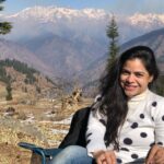 Sumona Chakravarti Instagram - Happy New Year ⭐️ May there be an abundance of Happiness, Kindness, Love & Joy in all our lives ❤️💫 . Lots of Love from the mountains🏔 Xoxo Tirthan Valley