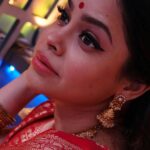 Sumona Chakravarti Instagram - iktu mishti doi please.... & a bangla chobi maybe.... 😉🤓 . . . Mua: @rameshpanda.mua Hair: @hairbyshardajadhav