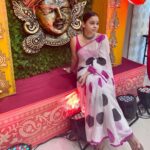Sumona Chakravarti Instagram - Shubho Ashtami 🌺 . . 📸- @shivira_mukerji 🤍 @northbombaydurgapuja #duggadugga