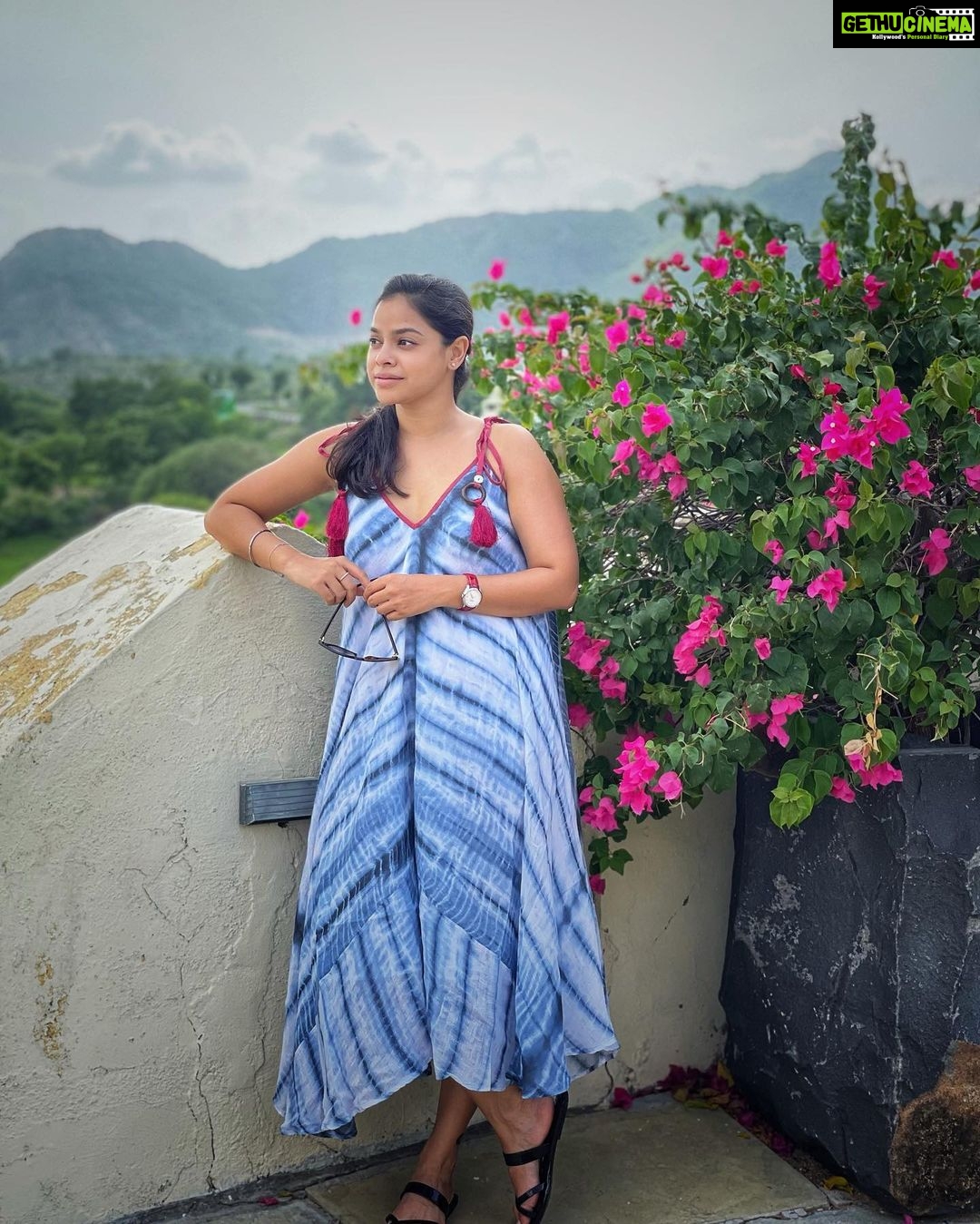 Sumona Chakravarti Instagram - If you carry one thing throughout your entire life, let it be hope. Let it be hope that better things are always ahead. Let it be hope that you can get through the toughest time. Let it be hope that you are stronger than any challenge that comes your way. Let be hope that you are exactly where you are meant to be.. Because during those times, hope will be the very thing that carries you through.. Thank you my old sport friend @adymehrish for suggesting @onefinerate where they have this section called #onefinecollection that has beautiful, charming and lovely hotels, all listed in one place to choose from. For my bday trip, Raas Devigarh it was. Check it out if you are planning to travel. 🌸 Am feeling the nostalgia currently! One would say it’s a bit late in the day for an appreciation post, but i say better late than never! To many more travels, day dreaming & hoping…. with friends, family or solo! 🤍🤍🤍 #desisolotraveller #vagabondlife #wanderlustsouls #onefinerate #onefinecollection #quoteyourrate #raaasdevigargh #rajasthanholidays #fortsandpalaces