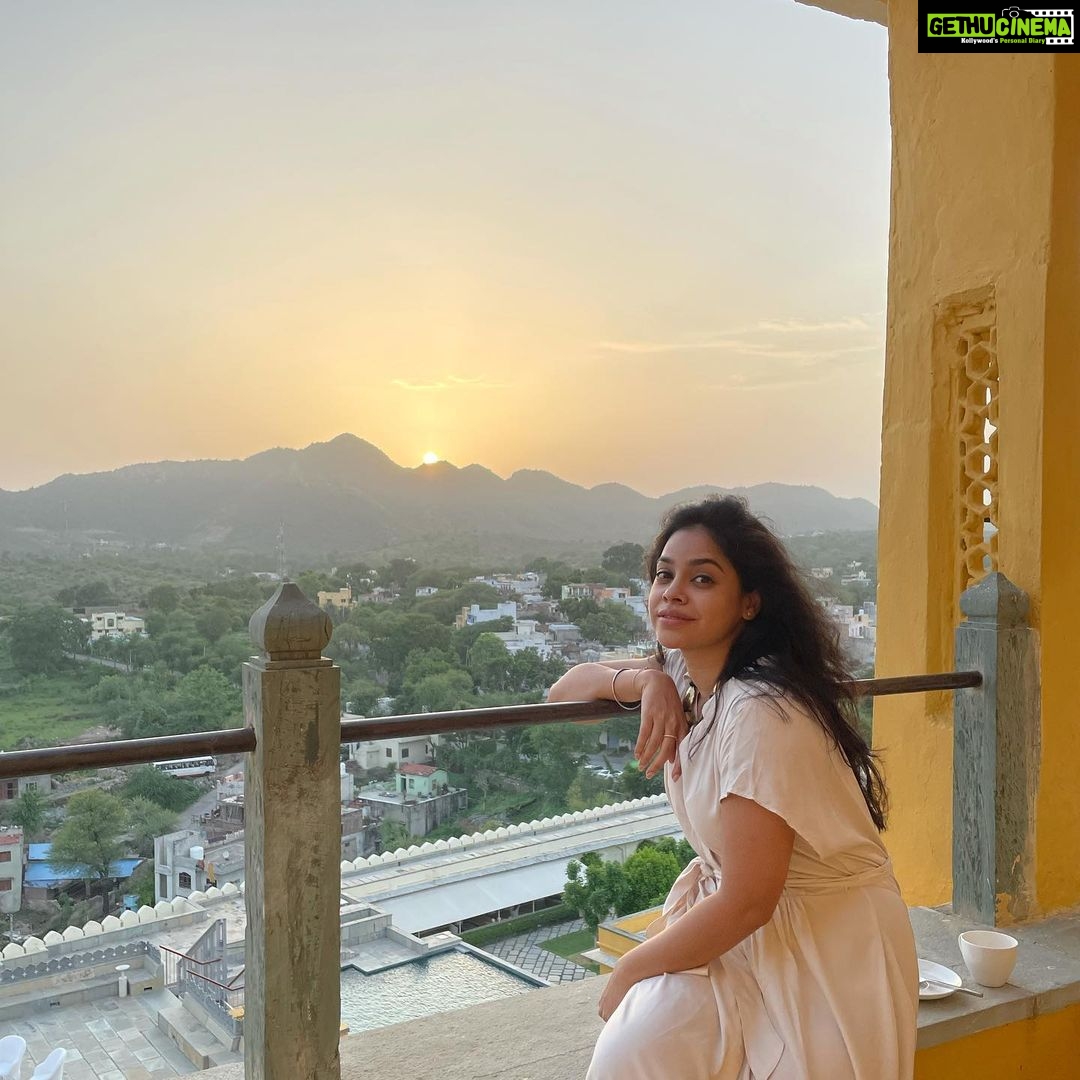 Sumona Chakravarti Instagram - Even if you may not be much, you are everything you have. - @freddy_birdy The quote inspired me to take my First Solo Birthday trip. Thank you to each and every one of you who took the time to wish me yesterday via calls, messages, Social media. I had the most blissful, joyful birthday chasing sunsets & full moonrise, n just being the water baby that i’am. Thank you all. 🌸 “If you know your breath you know the entire universe” - Unknown And i am slowly getting to know mine. The pandemic has changed the perspective of life so much. 🌸 “They say that time heals and it does, and as it passes it has made the grass greener on my side, learning to accept my flaws, making them a part of me which i admire now. I am surprised at what has become of me, a life like fete i live, with the demons i take a dive into the realms of my soul, i have this life within which i love and extol”. - @thalassophilic.tinker RAAS Devigarh