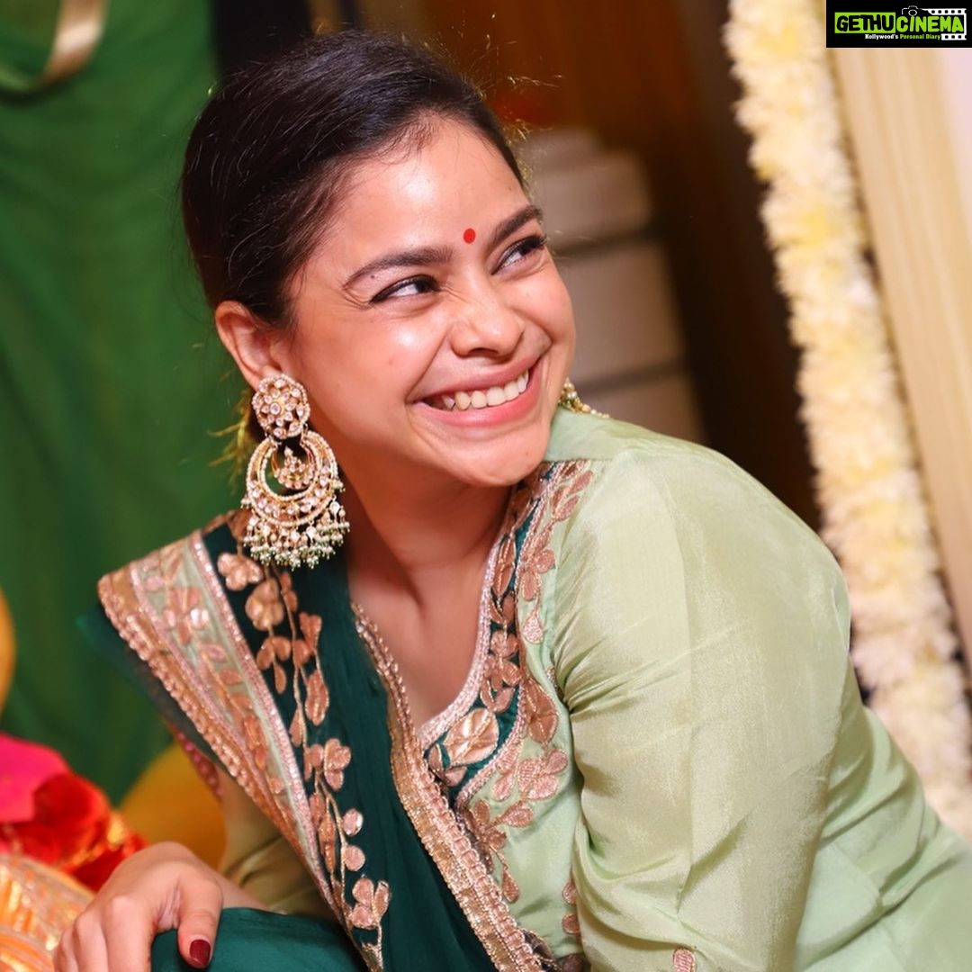 Sumona Chakravarti Instagram - बचपन से… Laugh out loud… . Live. Love. Laugh. ❤️🧡💛💚💙💜