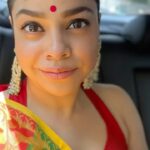 Sumona Chakravarti Instagram - Dhaker Awaj Holo Mridu, Mayer Hasi Holo Mlaan, Ebar Mago Biday Tobe Asche Bachchar Abar Hobe, Sabai Ke Ma Rakhis Sukhe, Bijoya Hok Mishti Mukhe. #DurgaPujo2022 With family & friends ♥️💛🧡 @northbombaydurgapuja #indianfestival #bongaffair #duggadugga #nbsdp75 #BongsAssemble #bongtoberfest #nbsdppujo #northbombaydurgapuja North Bombay Durga Puja