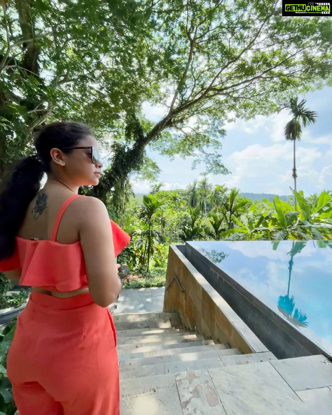 Sumona Chakravarti Instagram - Orange is the new black🦊🦀🍁☄️🧡 . #throwbackmemories #WhenIGotHavelocked #islandgirl #gypsysoul #desisolotraveller Jalakara