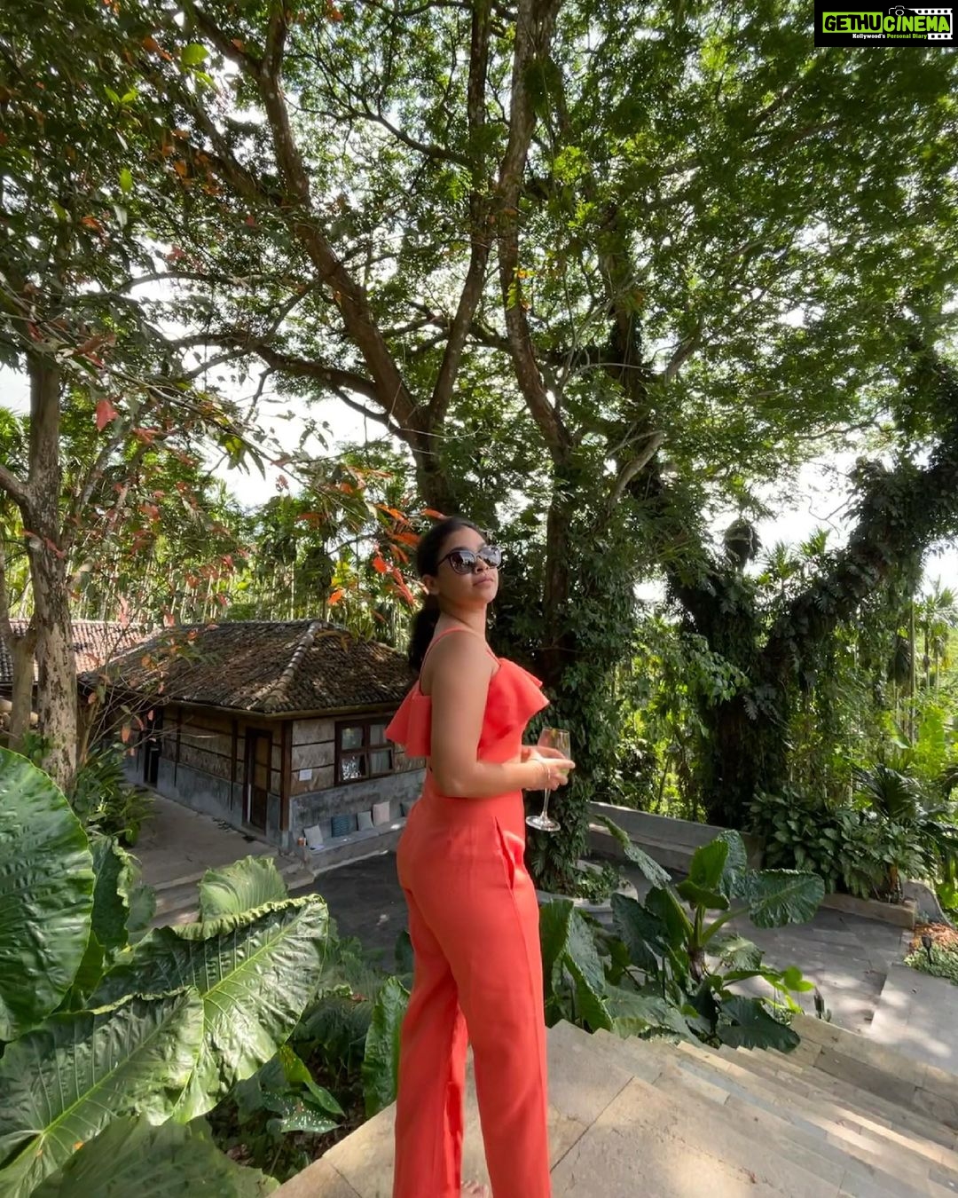 Sumona Chakravarti Instagram - Orange is the new black🦊🦀🍁☄️🧡 . #throwbackmemories #WhenIGotHavelocked #islandgirl #gypsysoul #desisolotraveller Jalakara